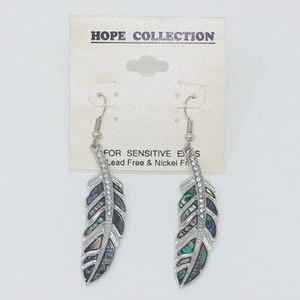 NWT Feather design dangle drop earrings